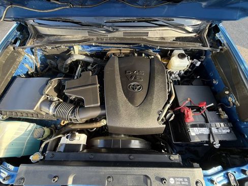 Used 2017 Toyota Tacoma TRD Off-Road AWD/4WD image 18