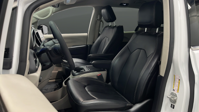 Used 2024 Chrysler Pacifica Limited FWD image 9