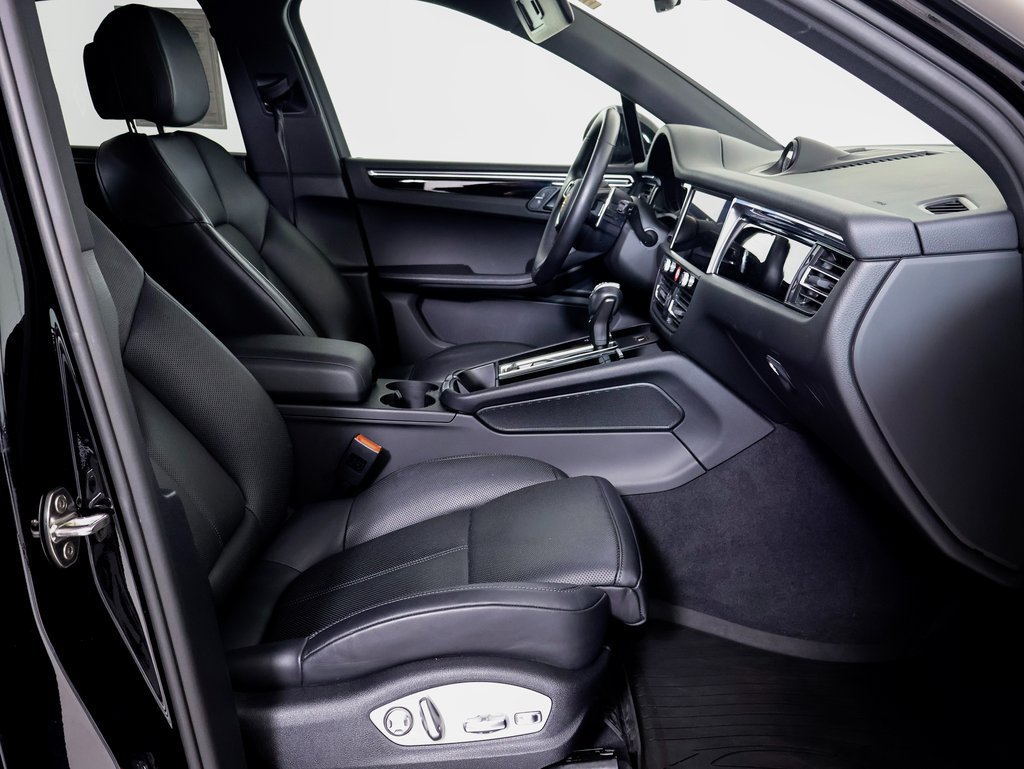 Used 2025 Porsche Macan AWD/4WD image 8