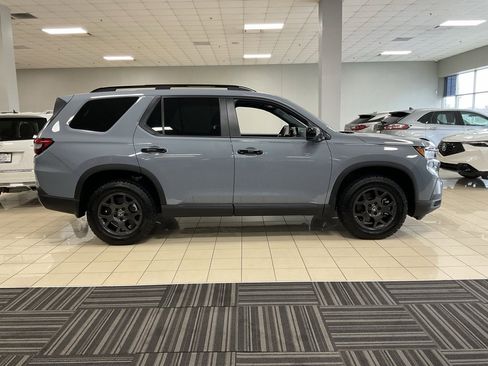Used 2025 Honda Pilot TrailSport image 6