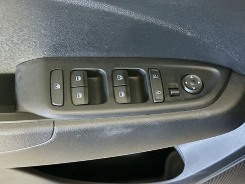 Used 2025 Hyundai Venue SEL FWD image 15