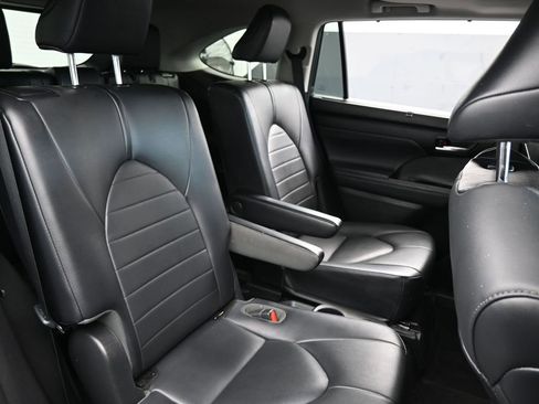 Used 2021 Toyota Highlander XLE image 42