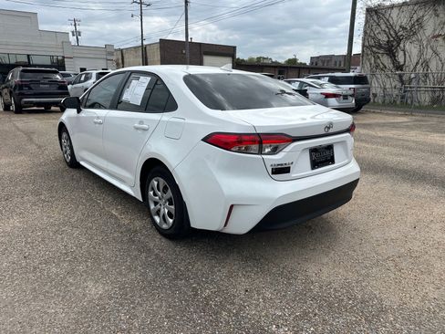 Used 2025 Toyota Corolla LE FWD image 4