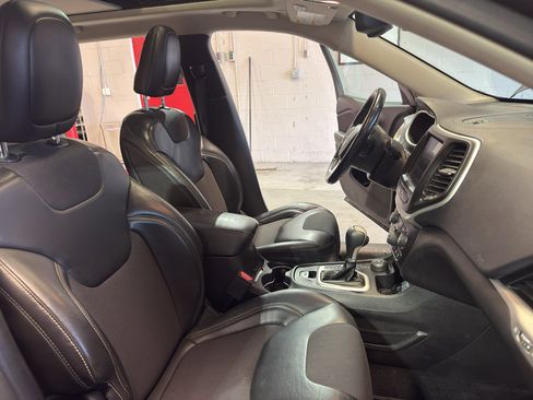 Used 2018 Jeep Cherokee Latitude Plus w/ Comfort/Convenience Group image 20