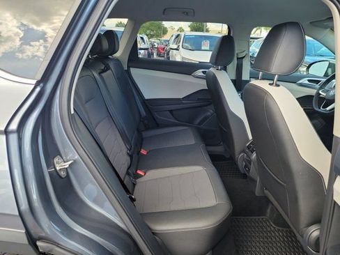 Certified 2025 Volkswagen Taos SE FWD image 8