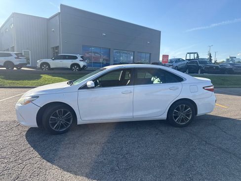 Used 2017 Toyota Camry SE FWD image 2