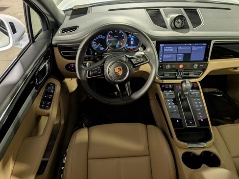 Certified 2025 Porsche Macan image 6