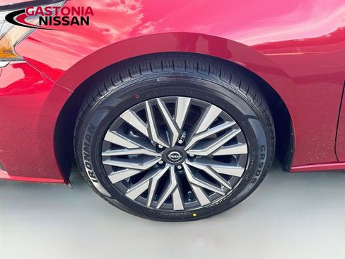 Used 2025 Nissan Altima 2.5 SV FWD image 38