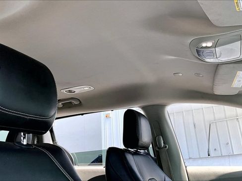 Used 2023 Chrysler Pacifica Touring-L FWD image 27