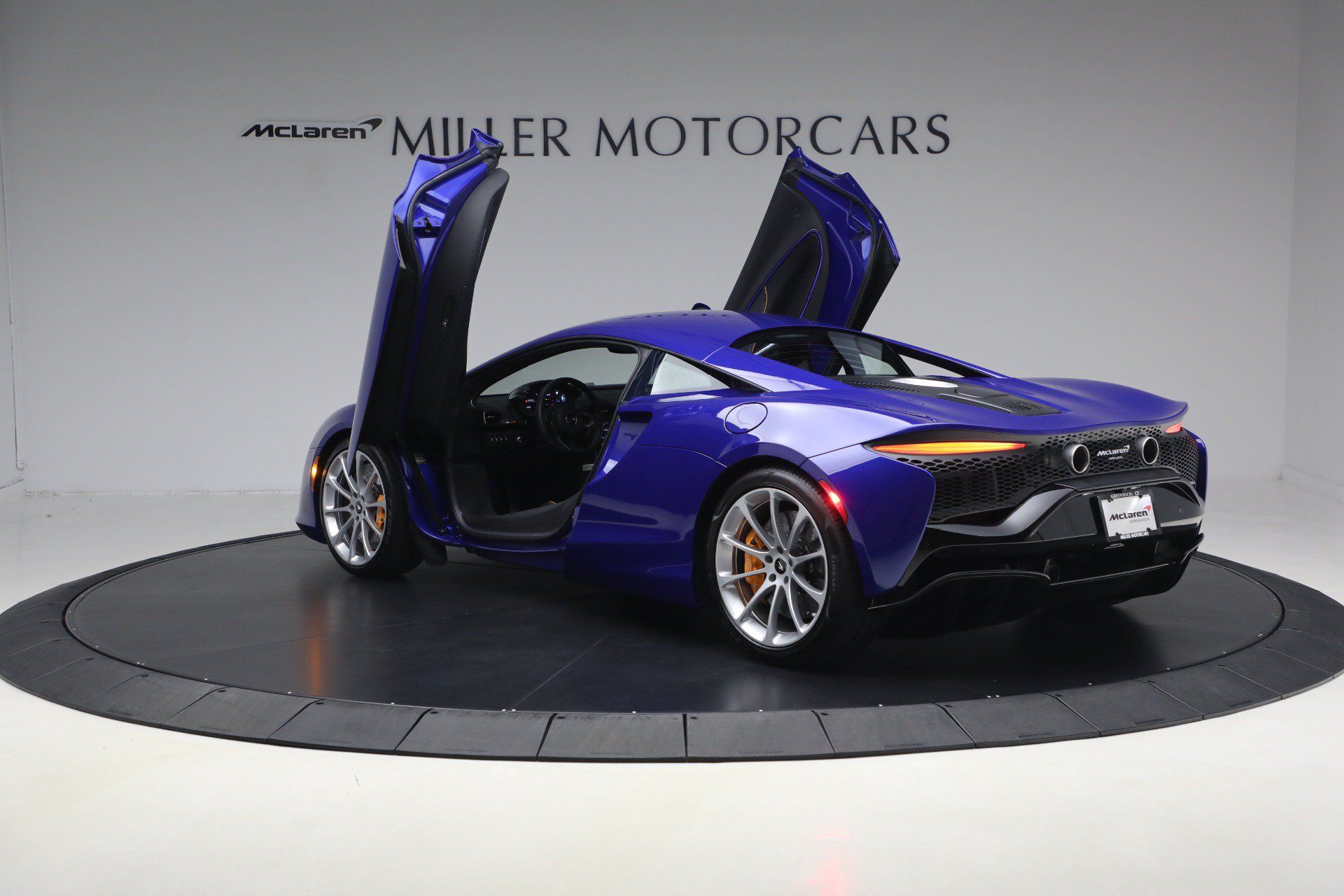 Used 2024 McLaren Artura RWD image 16