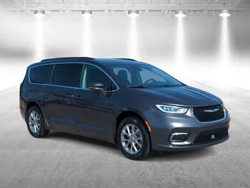 Used 2022 Chrysler Pacifica Touring-L AWD/4WD image 2