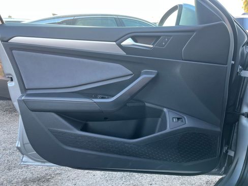 Used 2025 Volkswagen Jetta SE image 18