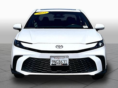 Used 2025 Toyota Camry SE FWD image 3