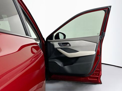 Used 2023 Nissan Rogue SV image 31