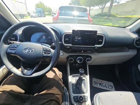 Used 2024 Hyundai Venue Limited FWD image 11