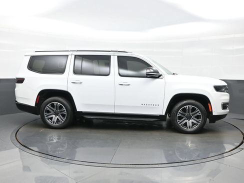 Used 2023 Jeep Wagoneer Series II AWD/4WD image 10