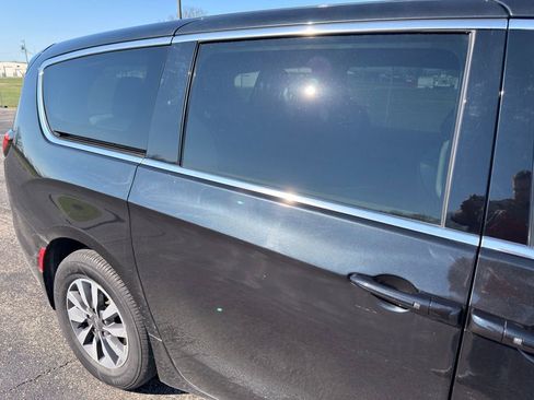 Used 2023 Chrysler Pacifica Touring-L image 6