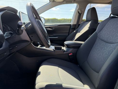 Used 2025 Toyota RAV4 XLE image 27