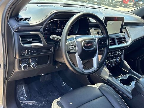 Used 2024 GMC Yukon SLT AWD/4WD image 9