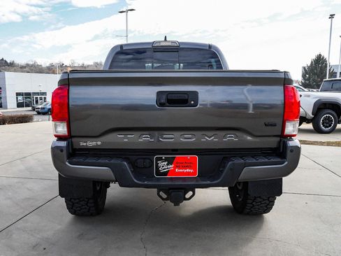 Used 2017 Toyota Tacoma TRD Off-Road w/ Premium & Technology Package image 7