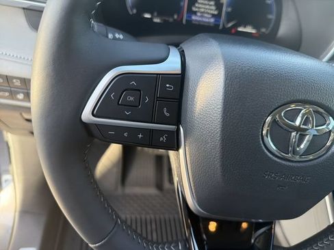 Certified 2025 Toyota Highlander Limited FWD image 17