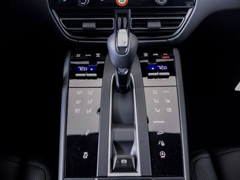 New 2026 Porsche Macan Turbo image 21