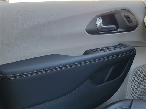 Certified 2022 Chrysler Pacifica Touring-L image 38