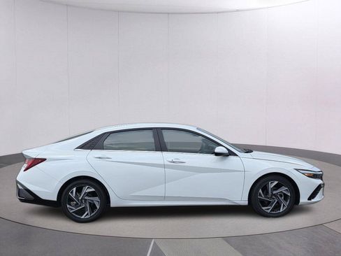 Used 2025 Hyundai Elantra SEL FWD image 4