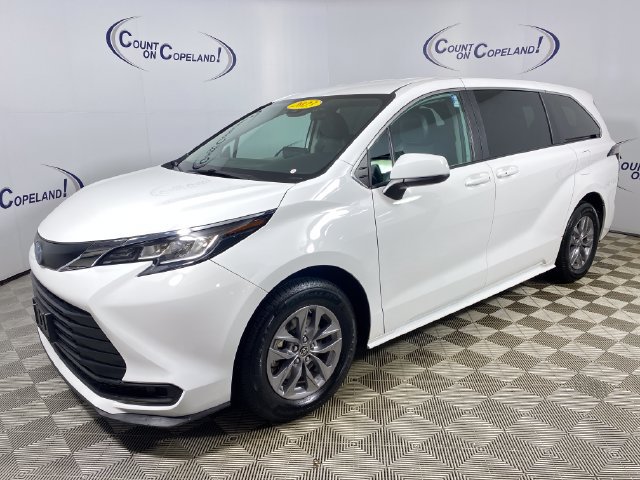 Used 2023 Toyota Sienna LE FWD image 3