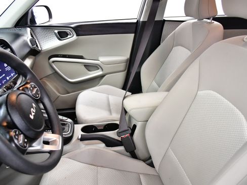 Used 2025 Kia Soul LX w/ LX Technology Package image 10