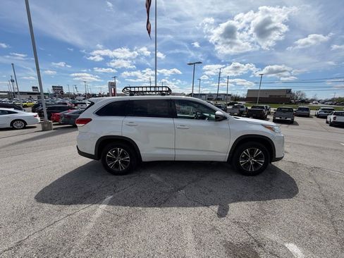Used 2018 Toyota Highlander LE image 6