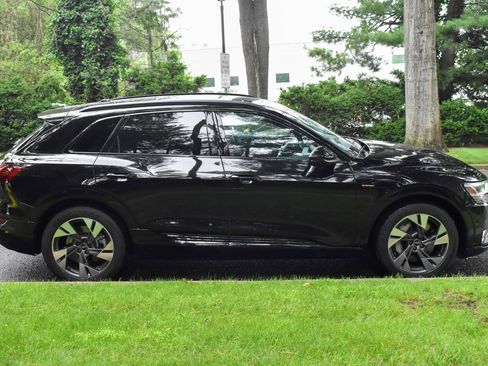 Used 2021 Audi e-tron Premium w/ Convenience Plus Package image 10