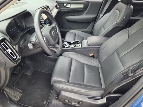Used 2025 Volvo XC40 B5 Plus image 21