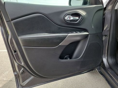 Used 2020 Jeep Cherokee Limited image 18