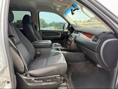 Used 2011 Chevrolet Suburban LS image 11
