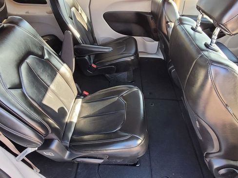 Used 2023 Chrysler Pacifica Touring-L image 11