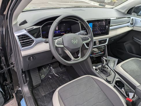 New 2026 Volkswagen Taos SE image 12