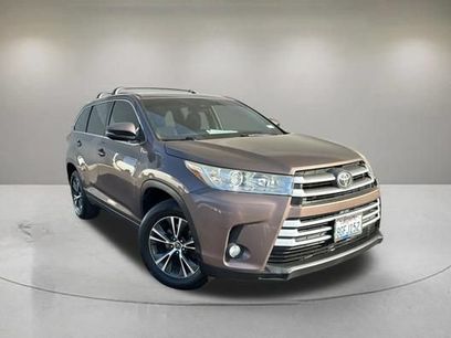 Used 2018 Toyota Highlander Plus w/ Carpet Mat Package (TMS)