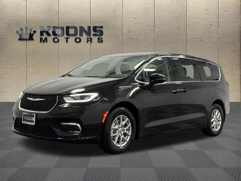 Used 2024 Chrysler Pacifica Touring-L image 1