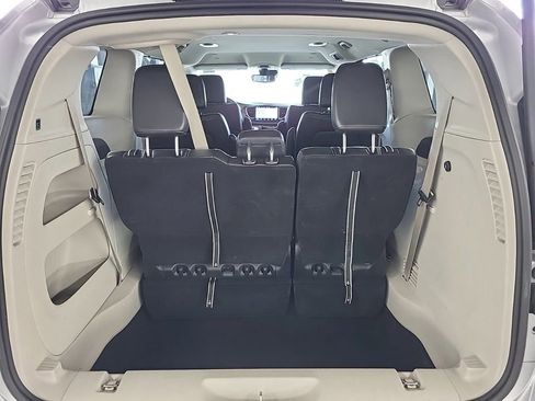 Used 2024 Chrysler Pacifica Touring-L FWD image 11