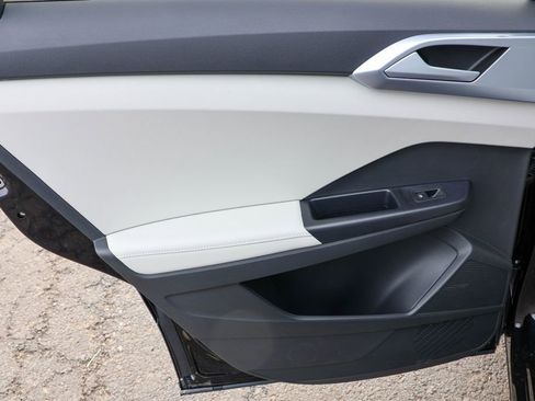 Certified 2025 Volkswagen Taos SE image 28