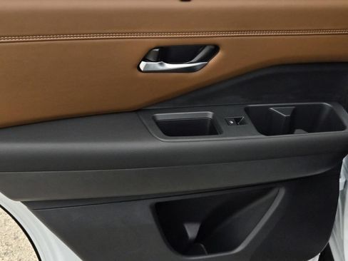 New 2026 Nissan Pathfinder Platinum FWD image 12
