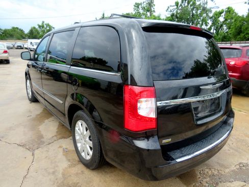 Used 2015 Chrysler Town & Country Touring image 6
