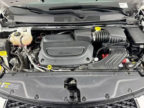 Used 2023 Chrysler Pacifica Touring-L FWD image 27