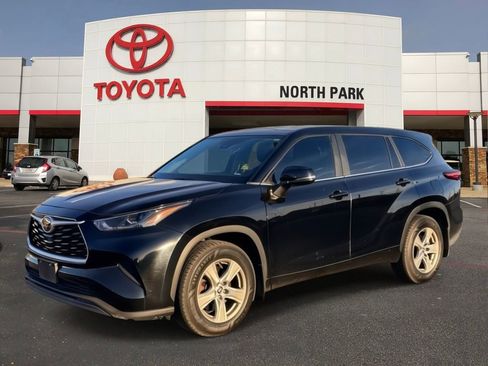 Used 2023 Toyota Highlander L image 1