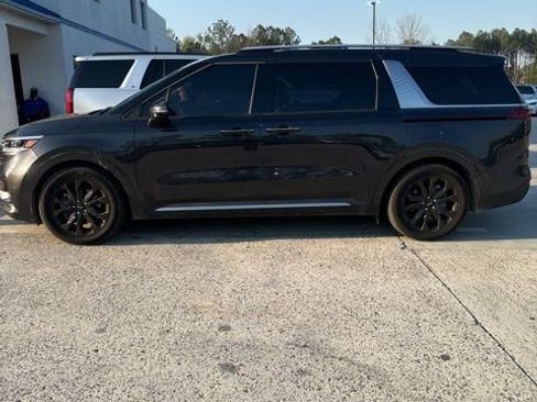 Used 2024 Kia Carnival SX Prestige image 3