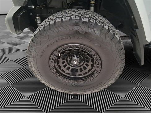 Used 2023 Jeep Gladiator Willys image 9