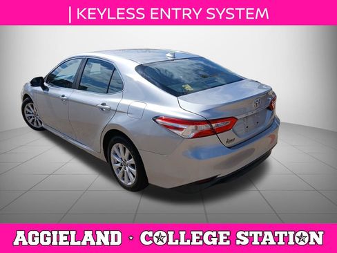 Used 2020 Toyota Camry LE image 4
