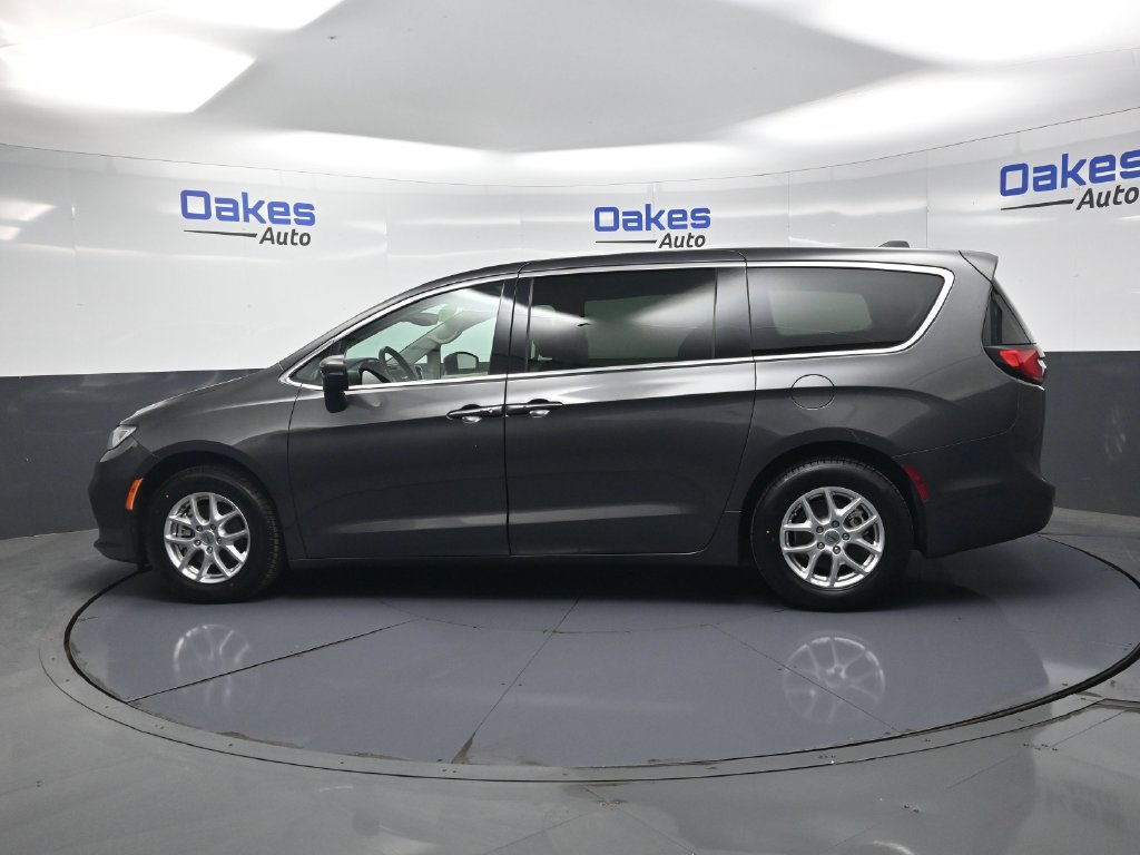 Used 2023 Chrysler Pacifica Touring-L FWD image 4