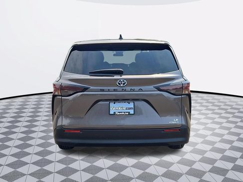 Used 2024 Toyota Sienna LE FWD image 5